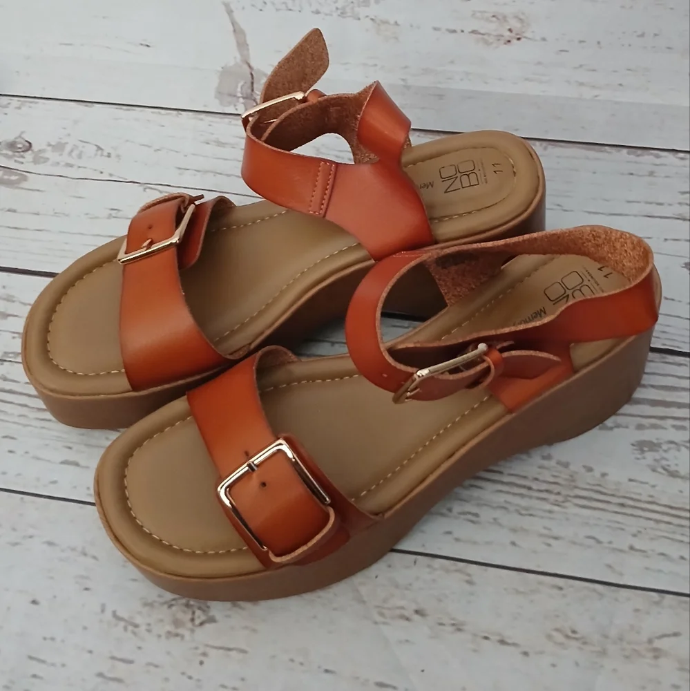 No Boundaries women's vinyl platform sandals with adjustable buckle size 11
